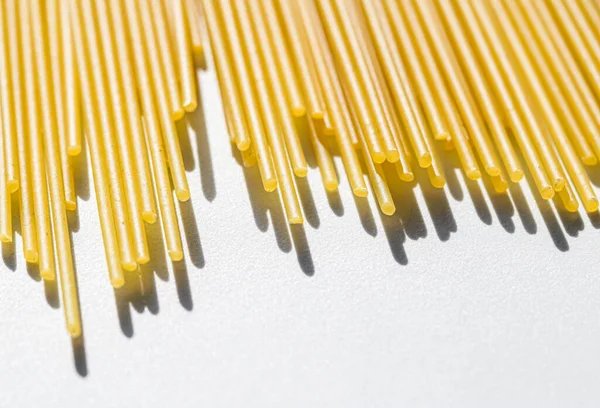 Pişmemiş tam tahıllı spagetti, organik gıda malzemesi olarak İtalyan makarnası, makro ürün ve yemek kitabı tarifi.