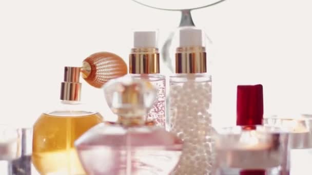 Produtos de maquilhagem de luxo rotativos, conjunto de cuidados com a pele, perfume e batom como pano de fundo para marca de cosméticos e beleza — Vídeo de Stock