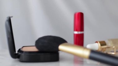 Makyaj malzemeleri mermer masa, toz, ruj ve fırça kozmetik ve güzellik markası için arka plan