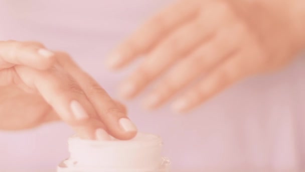 Mulher e sua rotina de cuidados com a pele da manhã, mão feminina aplicando creme hidratante ou loção corporal para pele saudável, produto cosmético orgânico e marca de beleza de luxo — Vídeo de Stock