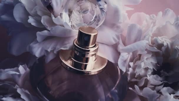 Paarse parfum fles met pioenachtige bloemen, chique geur als luxe cosmetische, mode en schoonheid product achtergrond — Stockvideo
