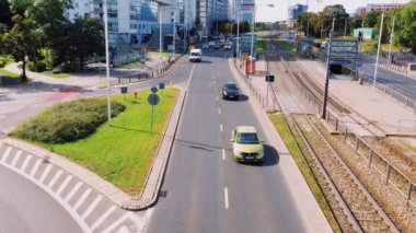 Güneşli bir günde şehirde otoyol trafiği