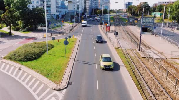 Traffic on highway in the city during the sunny day — Stock Video