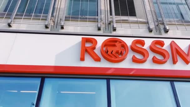 Υπογραφή λογότυπου Rossmann στο κτίριο, Γερμανική αλυσίδα καταστημάτων φαρμάκων — Αρχείο Βίντεο