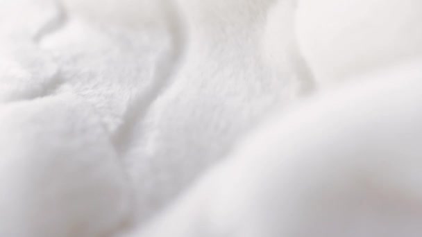 Bianco soffice pelliccia texture cappotto, caldo inverno abbigliamento, tessile di lusso e tessuto sfondo ondulante e in movimento — Video Stock