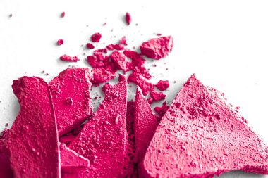 Makyaj paleti olarak pembe göz farı pudrası beyaz arka planda izole edilmiş, ezilmiş kozmetik ve güzellik dokusu