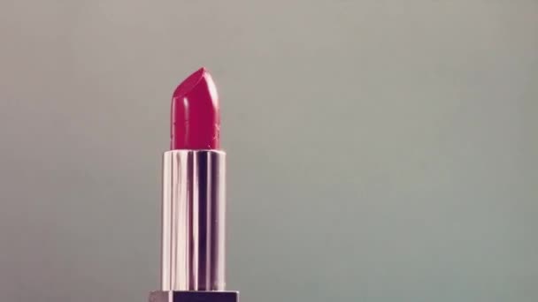 Vintage rosa Lippenstift in silberner Röhre und leuchtende Lichterketten, Luxus-Make-up-Produkt und Urlaubskosmetik für Beauty-Marke — Stockvideo