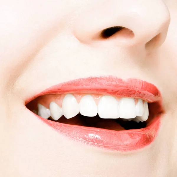 Sourire parfait et dents naturelles blanches saines, sourire heureux pour les dents et la beauté — Photo