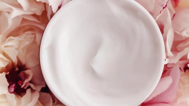 Frasco de crema facial orgánica y flores de peonía, crema hidratante limpia como rutina de cuidado de la piel para cosméticos de lujo, productos de belleza y marca de cuidado de la piel — Vídeos de Stock