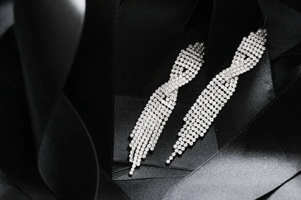 Boucles d'oreilles en diamant de luxe sur ruban de soie noir comme fond, marque de bijoux et de mode — Photo