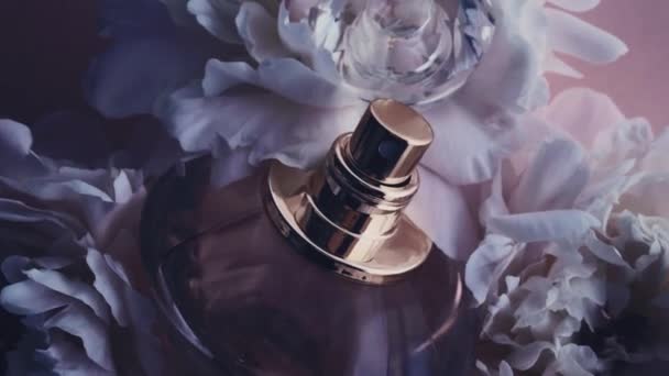 Flacon de parfum violet avec des fleurs pivoines, parfum chic comme fond cosmétique de luxe, mode et produit de beauté — Video