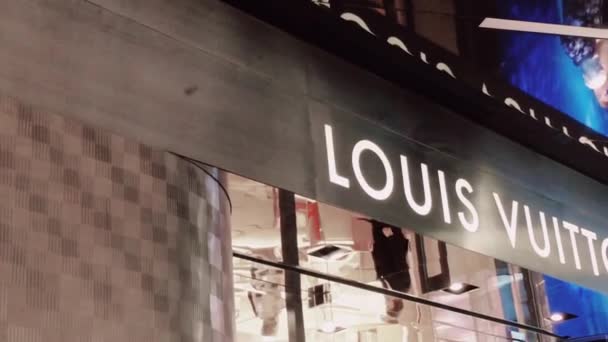 Louis Vuitton-Logo im Boutique-Schaufenster, Mode- und Lederwarenmarke und Luxus-Einkaufserlebnis — Stockvideo