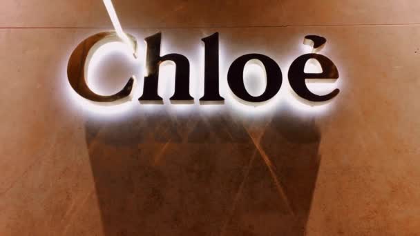 Logotipo de Chloe exhibido en tienda boutique, marca de artículos de moda y cuero y experiencia de compras de lujo — Vídeos de Stock