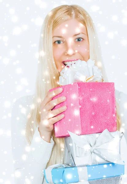 Ung kvinna firar jul tid, glad leende — Stockfoto