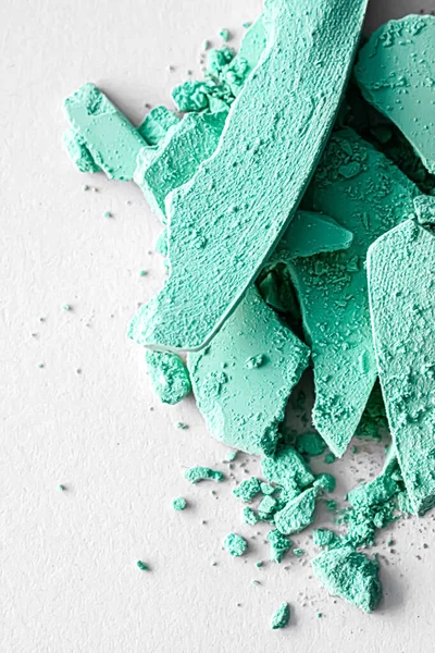 Polvo de sombra de ojos de menta como primer plano de paleta de maquillaje aislado sobre fondo blanco, cosméticos triturados y textura de belleza —  Fotos de Stock