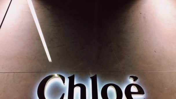 Chloe logotyp visas på boutique butik, mode och lädervaror varumärke och lyx shopping upplevelse — Stockvideo