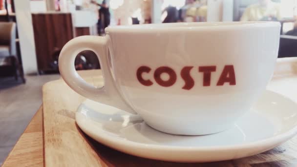 Costa Coffee cup of hot tea on table in cafe, catena britannica di caffetterie come editoriale illustrativo — Video Stock