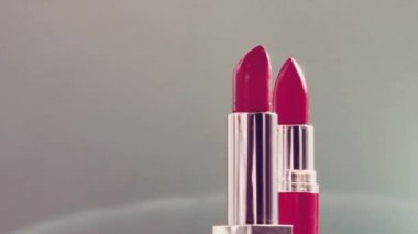 İki pembe ruj ve parlak ışık, lüks makyaj ürünü ve güzellik markası için tatil kozmetik ürünleri.