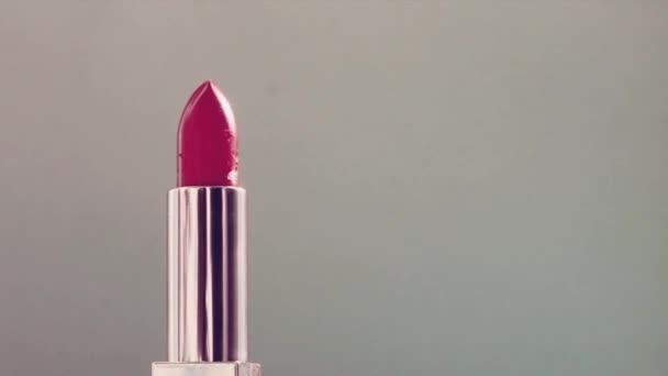 Rouge à lèvres rose vintage en tube argenté et fusées éclairantes, maquillage de luxe et cosmétiques de vacances pour la marque de beauté — Video