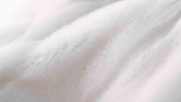 Λευκή χνουδωτή γούνα, ζεστή χειμωνιάτικη ένδυση, πολυτελή υφασμάτινη και υφασμάτινη υπόσταση κυματίζει και κινείται — Αρχείο Βίντεο