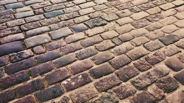 Каменный тротуар в Старом городе, городские детали и городской транспорт — стоковое видео