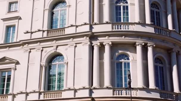 Façade d'un beau bâtiment de style classique dans la vieille ville européenne, l'architecture et l'immobilier — Video