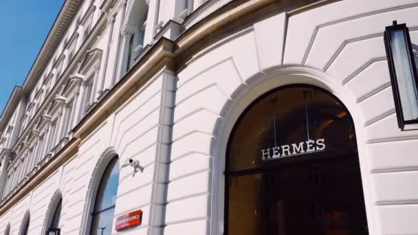 Logo Hermes wyświetlane w butikowym sklepie, marce mody i artykułów skórzanych oraz luksusowych zakupach — Wideo stockowe