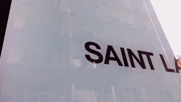 Logotipo de Yves Saint Laurent exhibido en tienda boutique, marca de moda y artículos de cuero y experiencia de compras de lujo — Vídeos de Stock