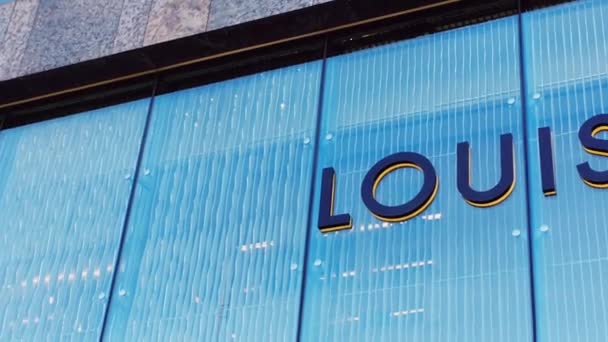 Logo Louisa Vuittona wyświetlane w butikowym sklepie, marce mody i artykułów skórzanych oraz luksusowych zakupach — Wideo stockowe