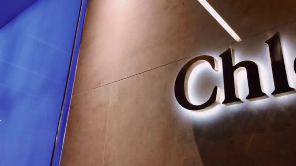 Chloe logo weergegeven op boutique storefront, mode en lederwaren merk en luxe shopping ervaring — Stockvideo