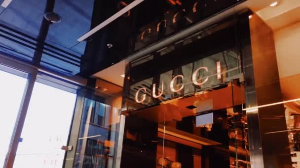 Gucci logó jelenik meg a butik üzletben, divat és bőr áruk márka és luxus vásárlási élmény — Stock videók