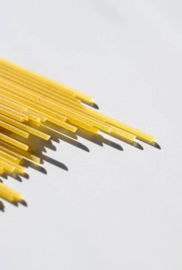 Pişmemiş tam tahıllı spagetti, organik gıda malzemesi olarak İtalyan makarnası, makro ürün ve yemek kitabı tarifi.