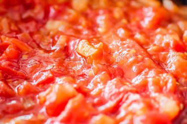 Domates sosu pişirmek, yemek kitabı ya da blog geçmişi için buğulanmış sebzeleri kapatmak