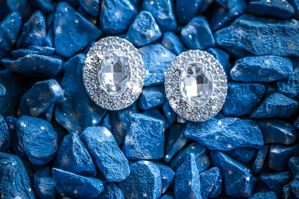 고급 다이아몬드 귀걸이 클로즈업, 보석 및 패션 브랜드 — 스톡 사진