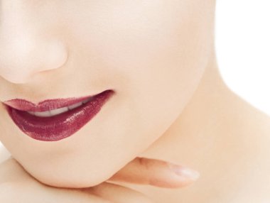 Genç bir kadının güzel yüzü, sarı saçlar ve cilt bakımı ve saç bakımı için şık bir makyaj.