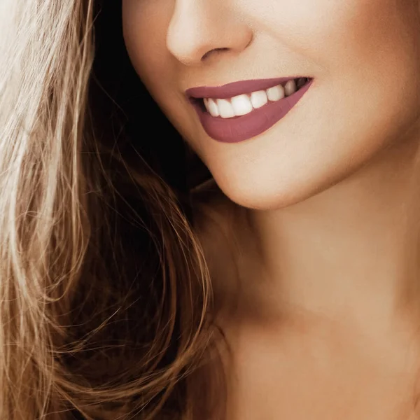 Sorriso feminino saudável alegre com dentes brancos naturais perfeitos, rosto de beleza close-up de mulher jovem sorridente, maquiagem batom brilhante e pele limpa para marca odontológica e de saúde — Fotografia de Stock