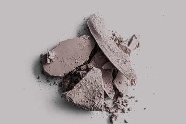 Makyaj paleti gibi soluk göz farı kaplaması, ezilmiş kozmetik ürünleri ve güzellik dokusu