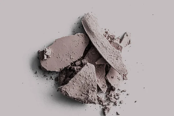 Makyaj paleti gibi soluk göz farı kaplaması, ezilmiş kozmetik ürünleri ve güzellik dokusu