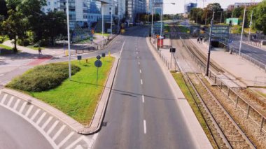 Güneşli bir günde şehirde otoyol trafiği