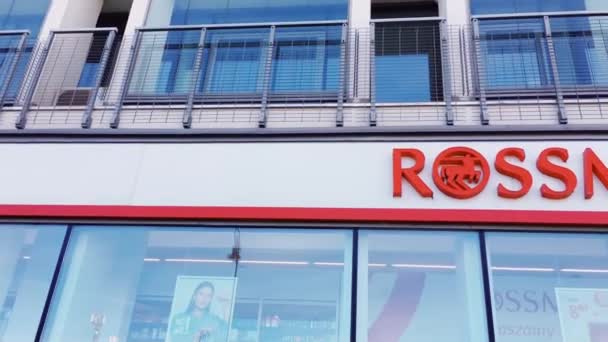 Rossmann logo skylt på byggnad, tysk apotek kedja — Stockvideo