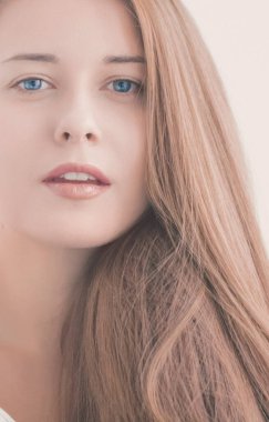 Güzellik portresi kadar yakın bir kadın, doğal makyajlı genç bir model ve kadın saç bakımı için uzun bir saç modeli, kozmetik ya da cilt bakımı markası