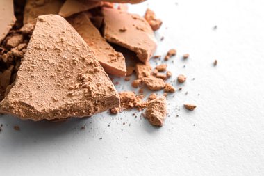 Makyaj paleti olarak bej rengi far pudrası beyaz arka planda izole edilmiş, ezilmiş kozmetik ve güzellik dokusu