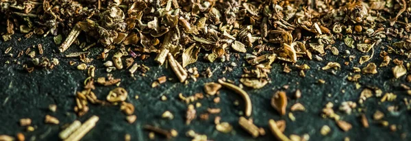 Προβηγκικά μπαχαρικά μείγμα closeup σε πολυτελές πέτρινο φόντο, όπως επίπεδη lay, ξηρά μπαχαρικά τροφίμων και συστατικό συνταγή — Φωτογραφία Αρχείου
