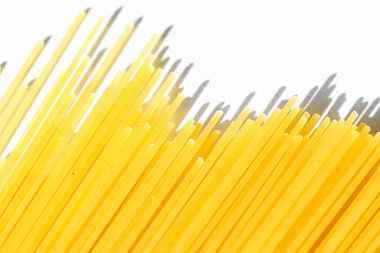 Pişmemiş tam tahıllı spagetti, organik gıda malzemesi olarak İtalyan makarnası, makro ürün ve yemek kitabı tarifi.