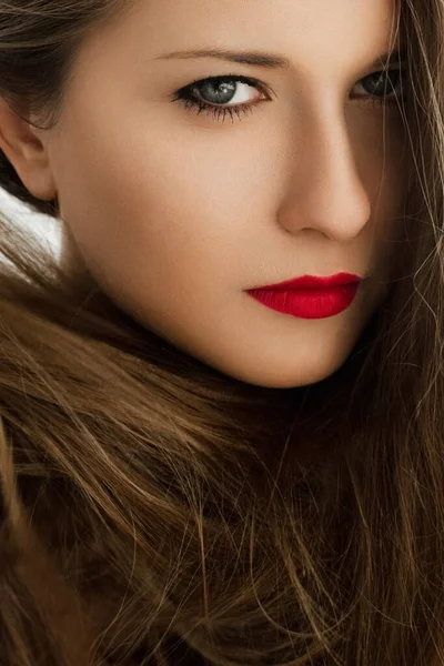 Detailní krása portrét ženy s elegantní make-up vzhled a perfektní pleť, brunetka s dlouhými zdravými hnědými vlasy, ženský model pózující pro luxusní kosmetiku nebo luxusní péči o pleť značky — Stock fotografie