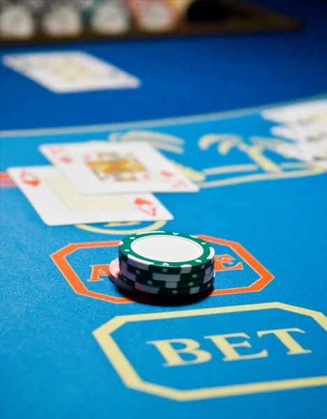 Jouer aux cartes jeu dans le casino, annonce de jeu — Photo