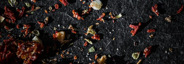 Gedroogde tomaat en chili peper close-up op luxe stenen achtergrond als platte lay, droog voedsel specerijen en recept ingrediënt — Stockfoto