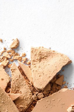 Makyaj paleti olarak bej rengi far pudrası beyaz arka planda izole edilmiş, ezilmiş kozmetik ve güzellik dokusu