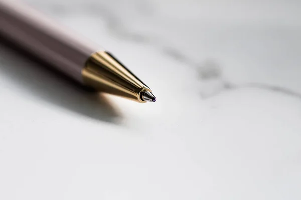 Fehér toll márvány háttér, luxus írószer és üzleti márka — Stock Fotó