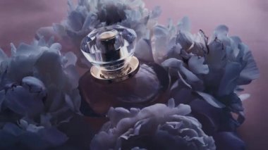 Şakayık çiçekli mor parfüm şişesi lüks kozmetik, moda ve güzellik ürünleri arka planında şık bir koku.